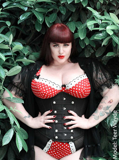 Model Teer Wayde in the romantic curve Orchard Corset black 345 with buckles